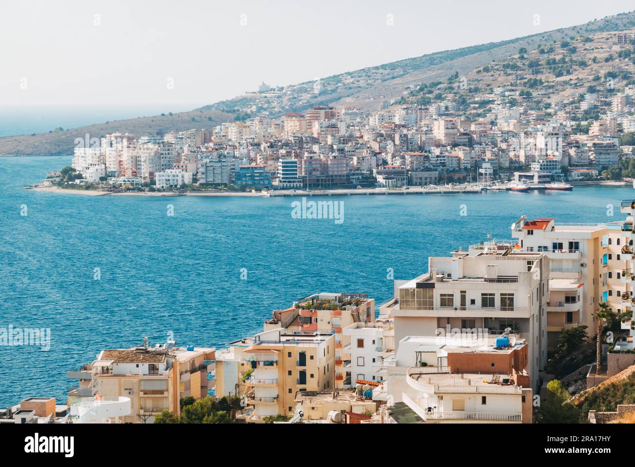 Appartementblöcke im Ferienort Sarandë, an der Küste des Ionischen Meeres an der albanischen Riviera, von einem nahe gelegenen Hügel aus gesehen Stockfoto
