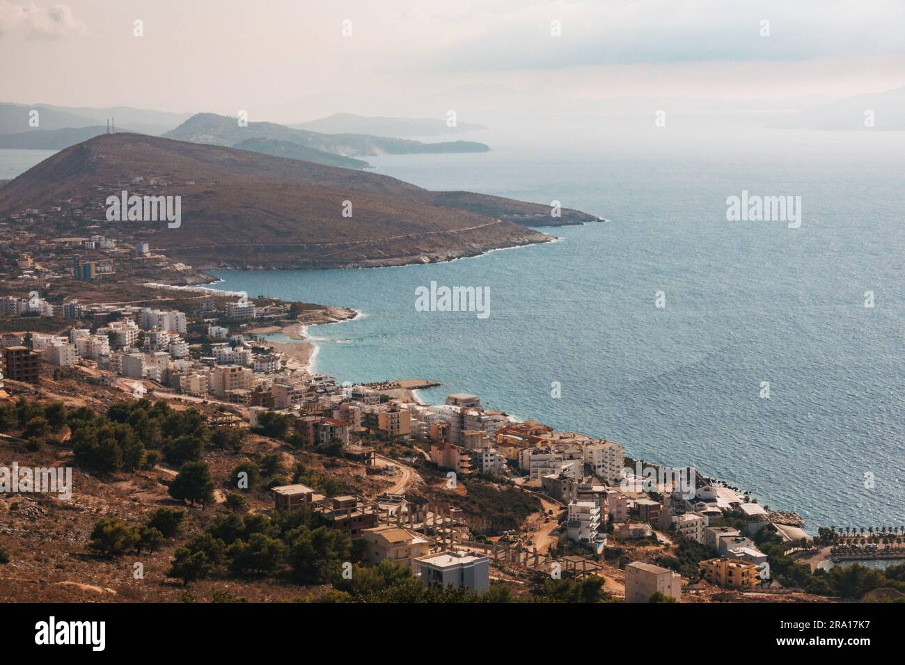 Von einem Hügel oberhalb von Sarandë in Richtung Süden an der Küste des Ionischen Meeres an der albanischen Riviera Stockfoto