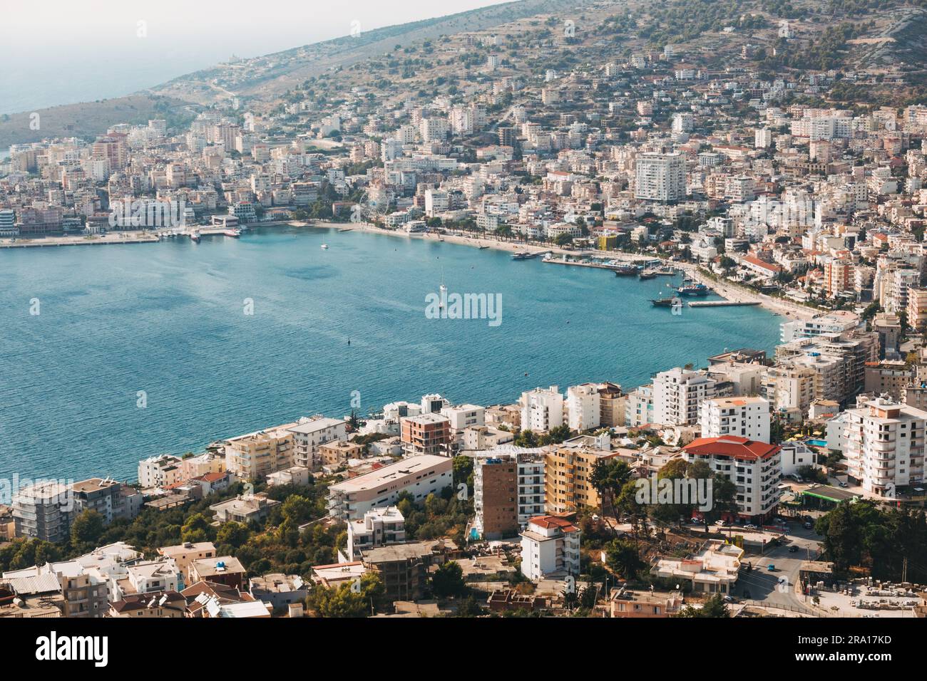 Appartementblöcke im Ferienort Sarandë, an der Küste des Ionischen Meeres an der albanischen Riviera, von einem nahe gelegenen Hügel aus gesehen Stockfoto
