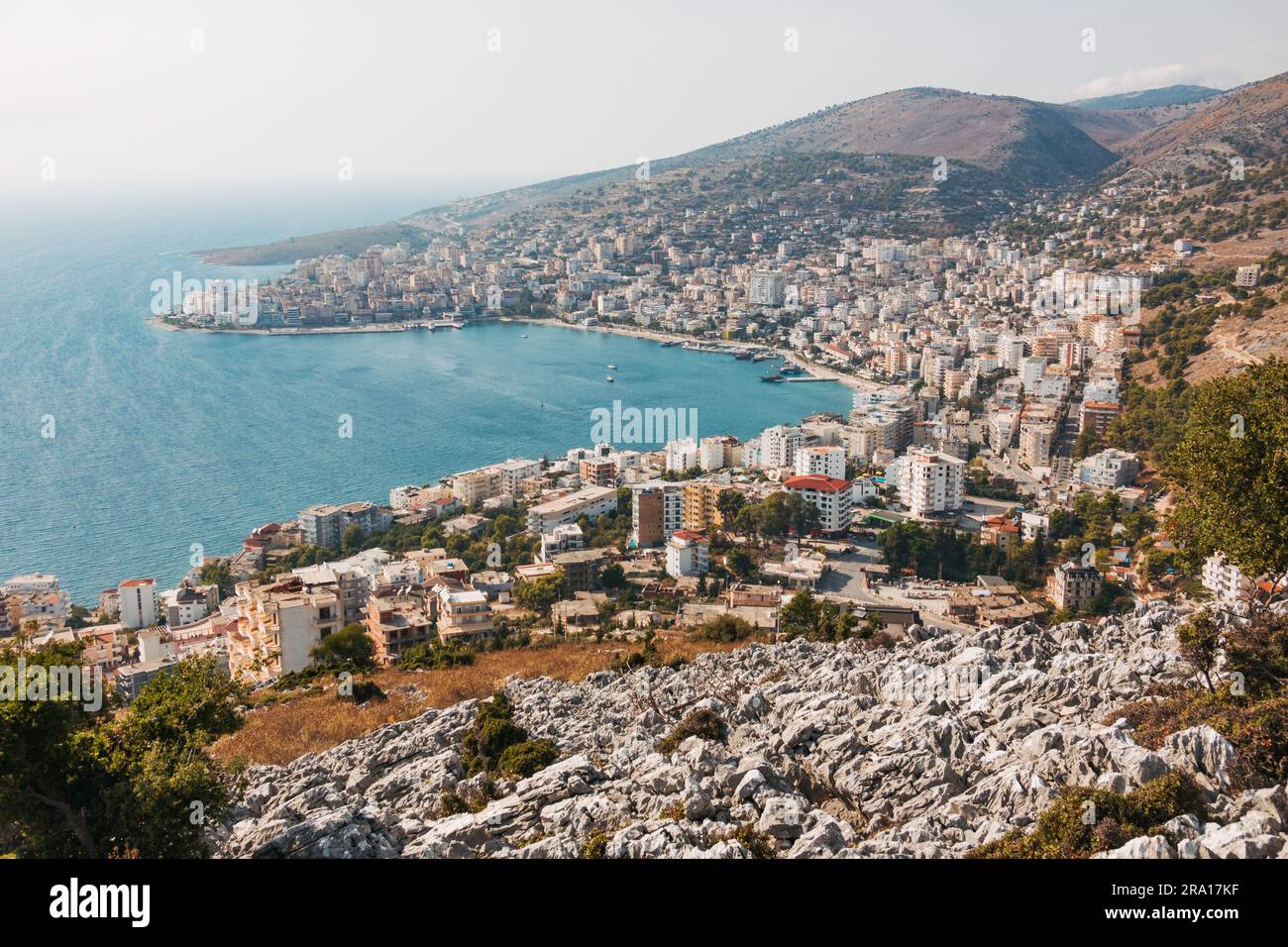 Appartementblöcke im Ferienort Sarandë, an der Küste des Ionischen Meeres an der albanischen Riviera, von einem nahe gelegenen Hügel aus gesehen Stockfoto