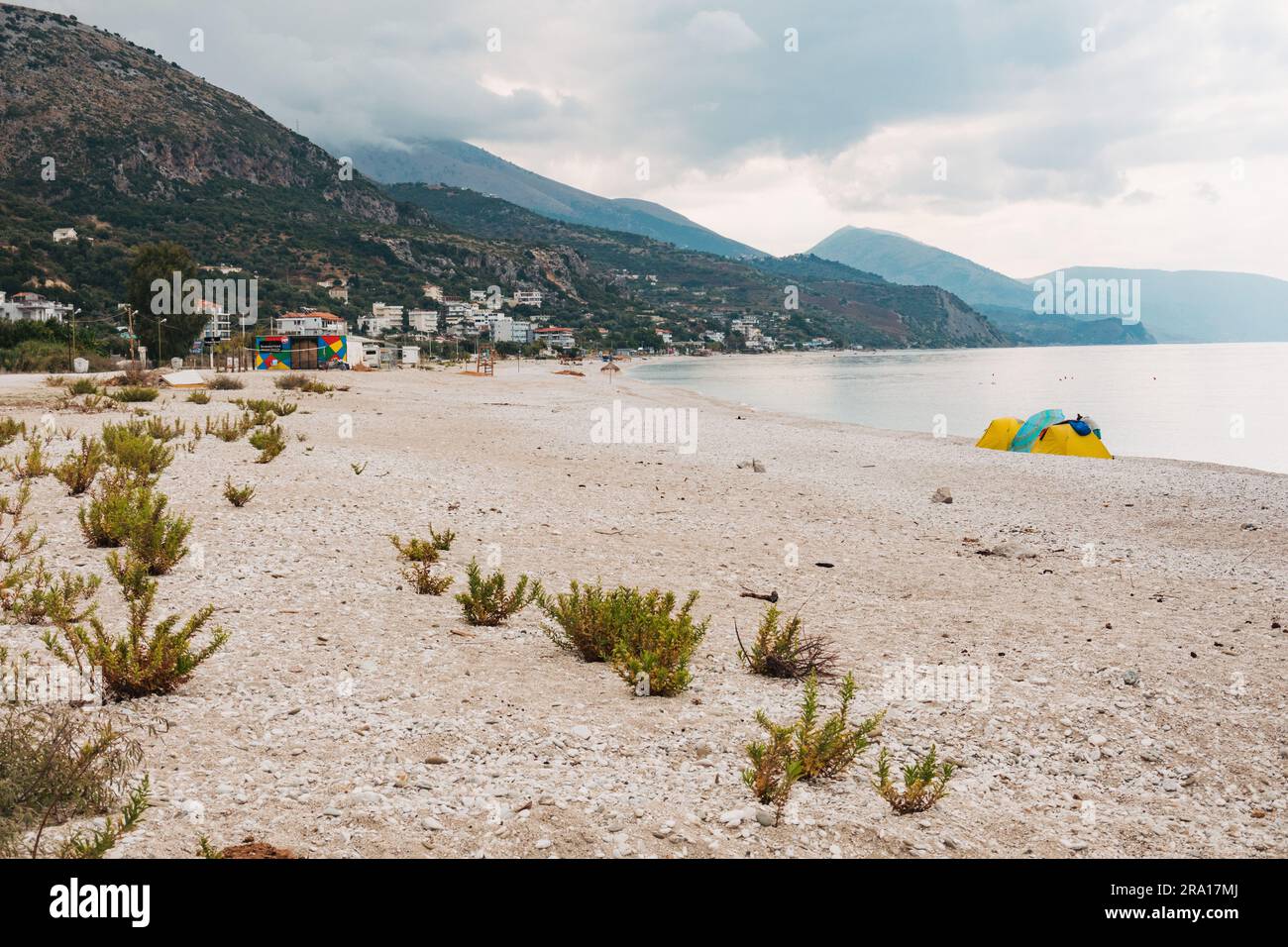 Ein verlassener Borsh Beach, Albanien, an einem bewölkten Tag Stockfoto