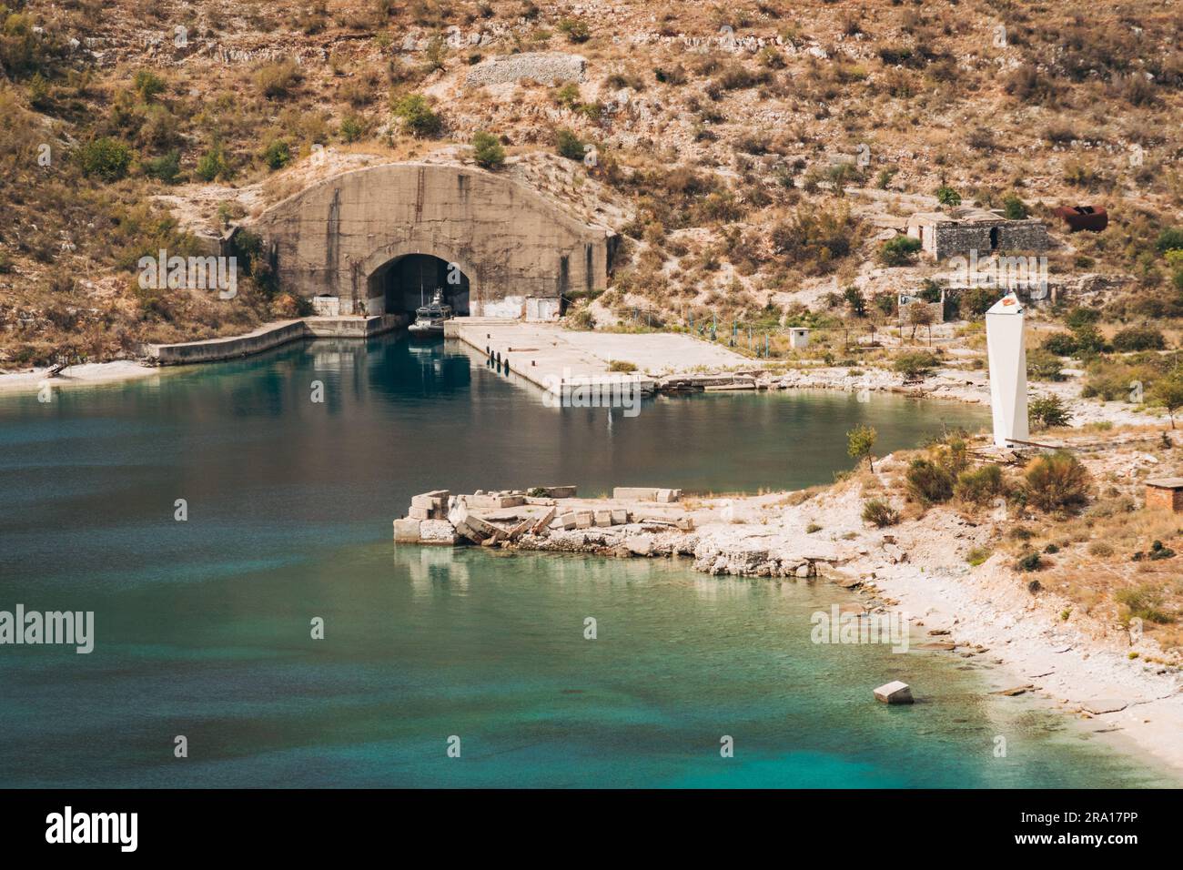 Der berühmte U-Boot-Tunnel in Porto Palermo, Albanien. Es wurde 1969 während der kommunistischen Herrschaft erbaut und ist heute noch eine militärische Sperrzone Stockfoto