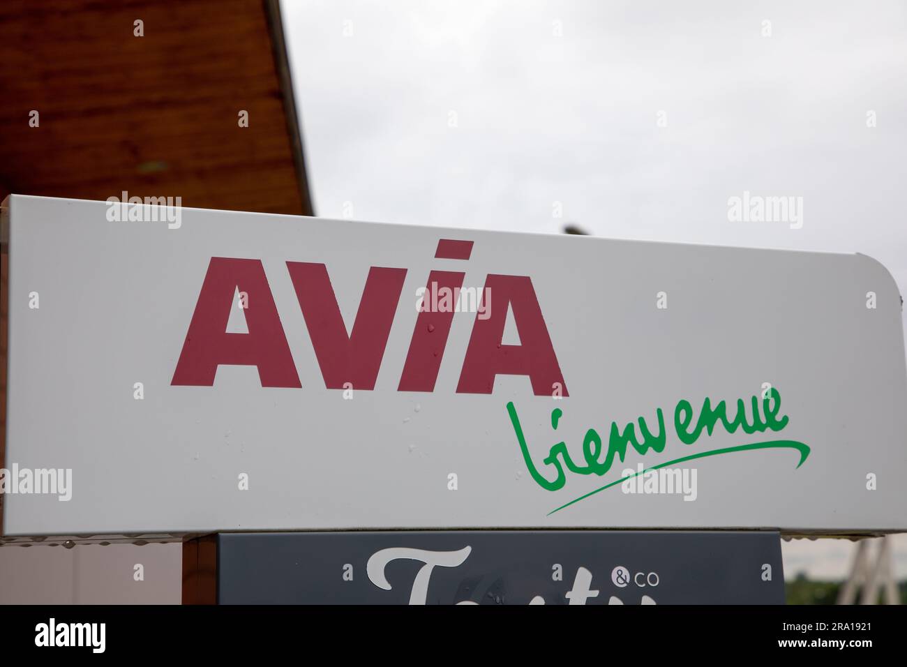 Bordeaux , Aquitaine France - 06 16 2023 : Avia bienvenue Willkommen Tankstelle Marke Text Firma Logo Autoservice Tankstelle Eingang Stockfoto
