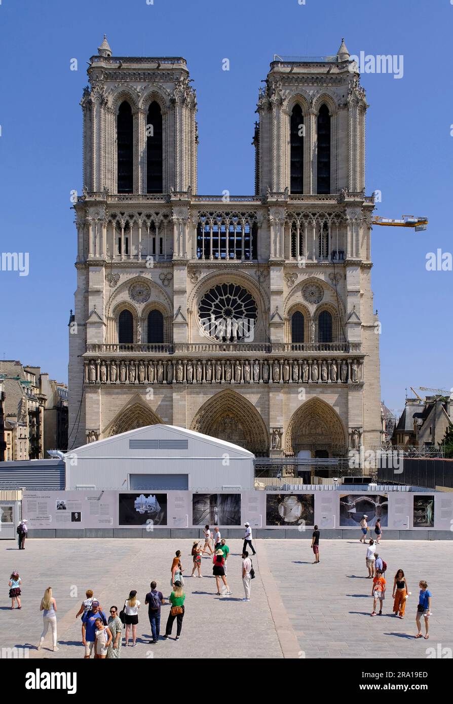 People and tourists visit Notre Dame Cathedral in Paris on June 25, 2023. The iconic cathedral caught a gigantic fire in April 2019, destroying much of the roof and the spire. Attendees of the Olympic Games may not see a restored cathedral in Paris, which is scheduled to host in July-August 2024. ( The Yomiuri Shimbun via AP Images ) Stockfoto