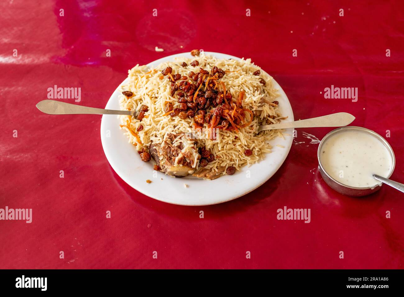 Kabuli-Hammelpulao auf einem Teller Stockfoto