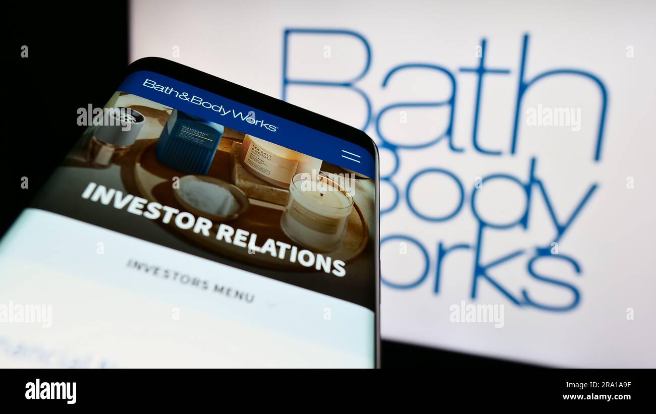 Smartphone mit Website des US-Einzelhandelsunternehmens Bath Body Works Inc. Auf dem Bildschirm vor dem Unternehmenslogo. Fokus auf oberer linker Seite des Telefondisplays. Stockfoto