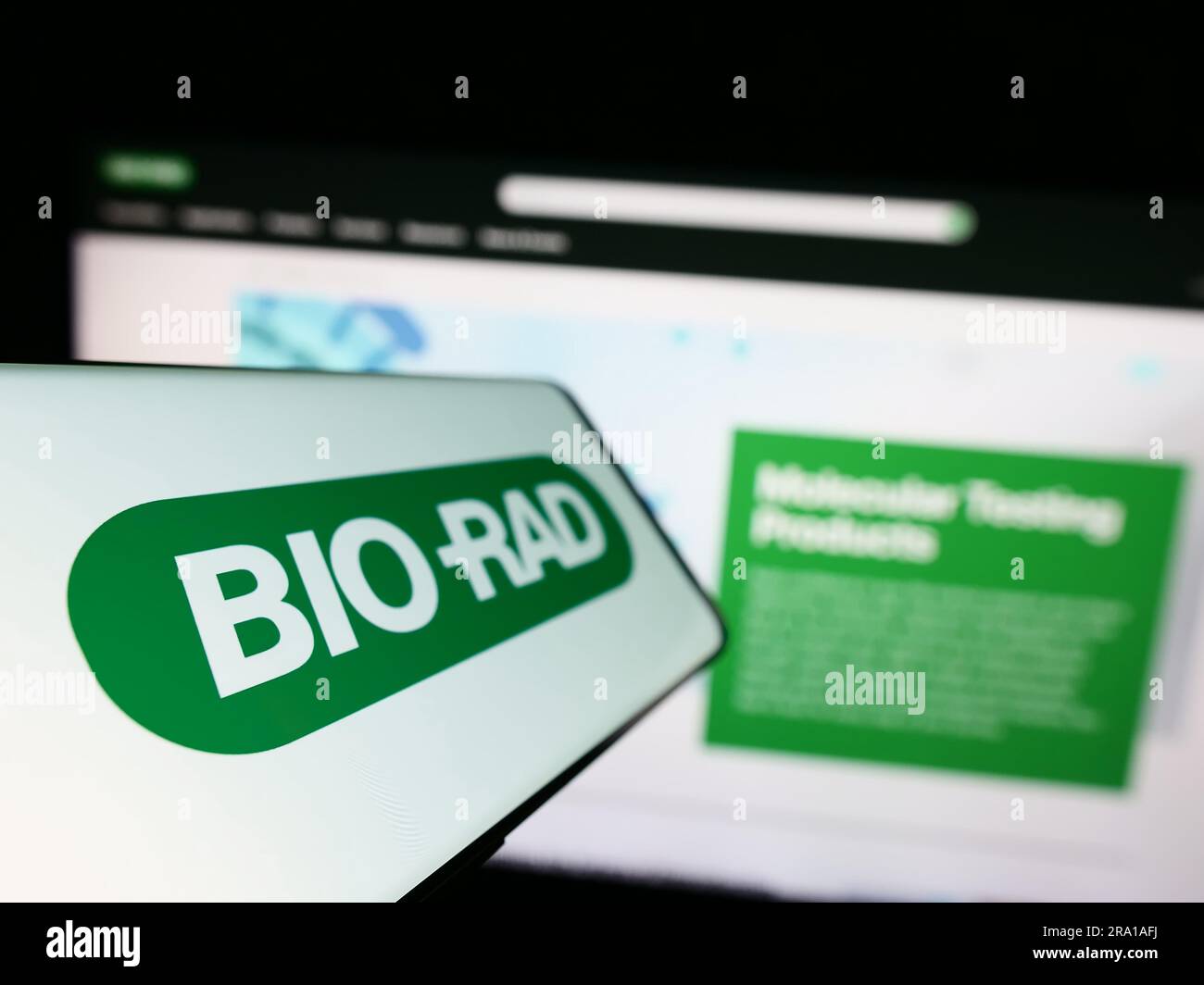 Mobiltelefon mit Logo der amerikanischen Firma Bio-Rad Laboratories Inc. Auf dem Bildschirm vor der Business-Website. Fokus auf der linken Seite des Telefondisplays. Stockfoto