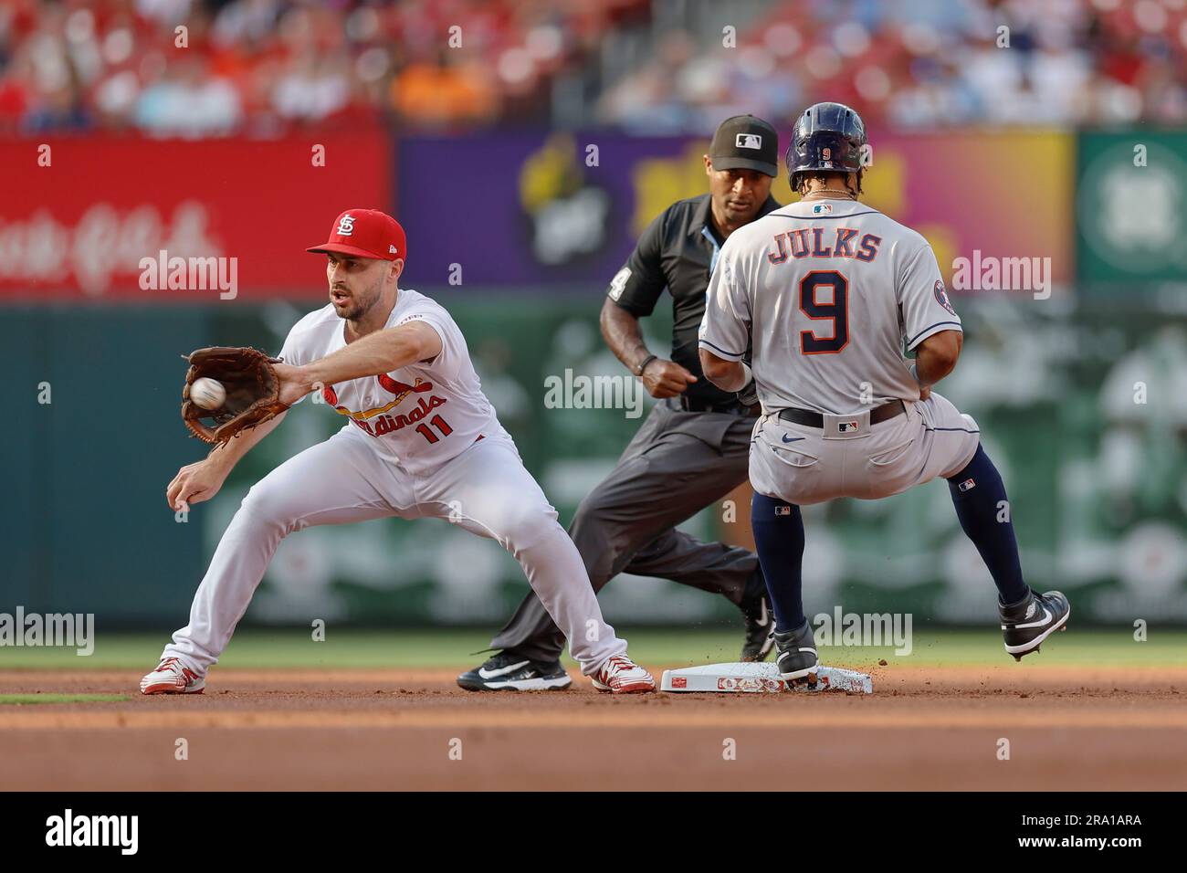 St. Louis, MO. USA: Houston Astros, der linke Feldspieler Corey Julks (9), stiehlt den zweiten Platz vor St. Louis Cardinals Shortstop Paul DeJong (11) kann ihn währenddessen taggen Stockfoto