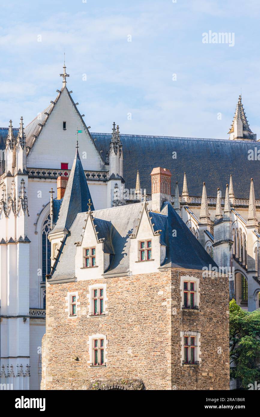 Gebäude des Peterstors aus dem 15h. Jahrhundert und die Kathedrale von Nantes Stockfoto