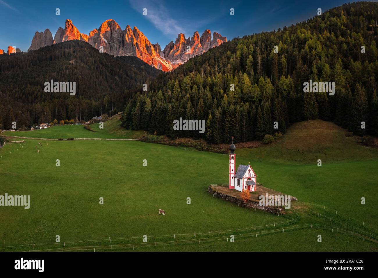Val di Funes, Dolomiten, Italien - Luftaufnahme der schönen St. Johann Kirche (Chiesetta di San Giovanni in Ranui) in Südtirol mit dem italienischen D Stockfoto