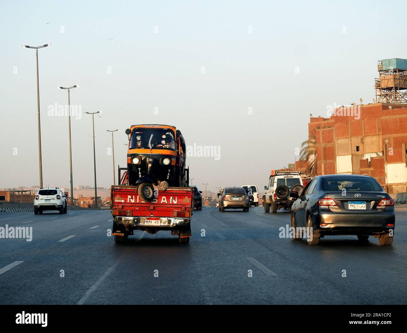 Kairo, Ägypten, Juni 23 2023: Moving Auto Rikscha, Baby Taxi, Mototaxi, Taube, Jonnybee, bajaj, chand gari, Lapa, Tuk-Tuk, tum-tum, Keke-Napp, Maruwa Stockfoto