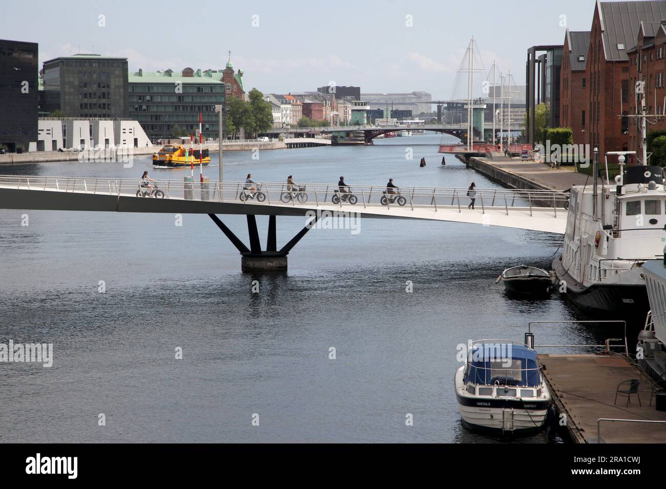 Kopenhagen, Dänemark. 28. Juni 2023. Passanten fahren über die Lille Langebro (kleine lange Brücke), die den inneren Hafen kreuzt. In den kommenden Tagen findet in Kopenhagen der 28. Weltkongress der Architekten statt. (Zu dpa 'gesundes Bauen' - wie nachhaltig kann Architektur sein?') Kredit: Steffen Trumpf/dpa/Alamy Live News Stockfoto