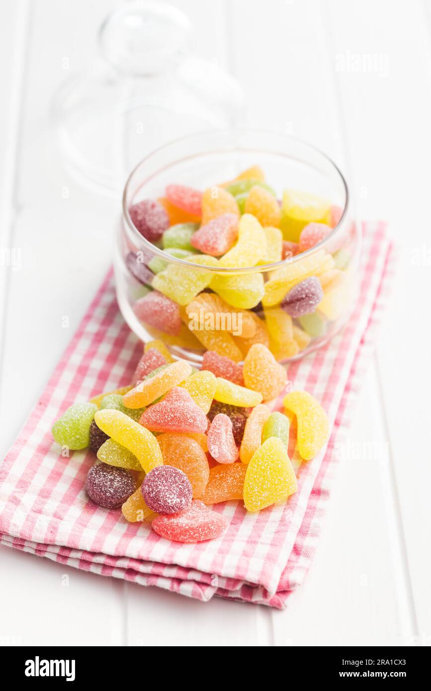 Mischung aus fruchtigen Süßigkeiten auf der karierten Serviette. Stockfoto