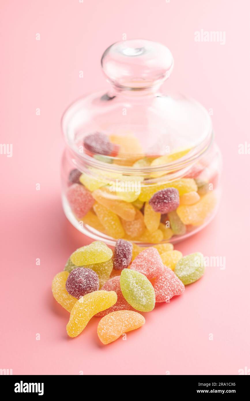 Mischung aus fruchtigen Süßigkeiten auf rosa Hintergrund. Stockfoto