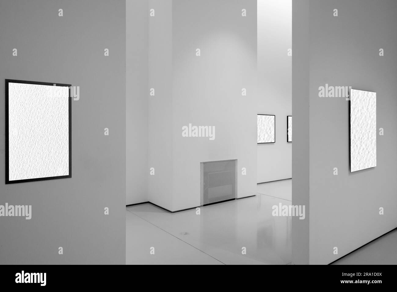 Im weiß umgebauten Ausstellungsraum sind Rahmen mit leerem Interieur ausgestellt. Das weiße Innere der Rahmen ermöglicht das Einfügen von Bildern oder Text. Stockfoto
