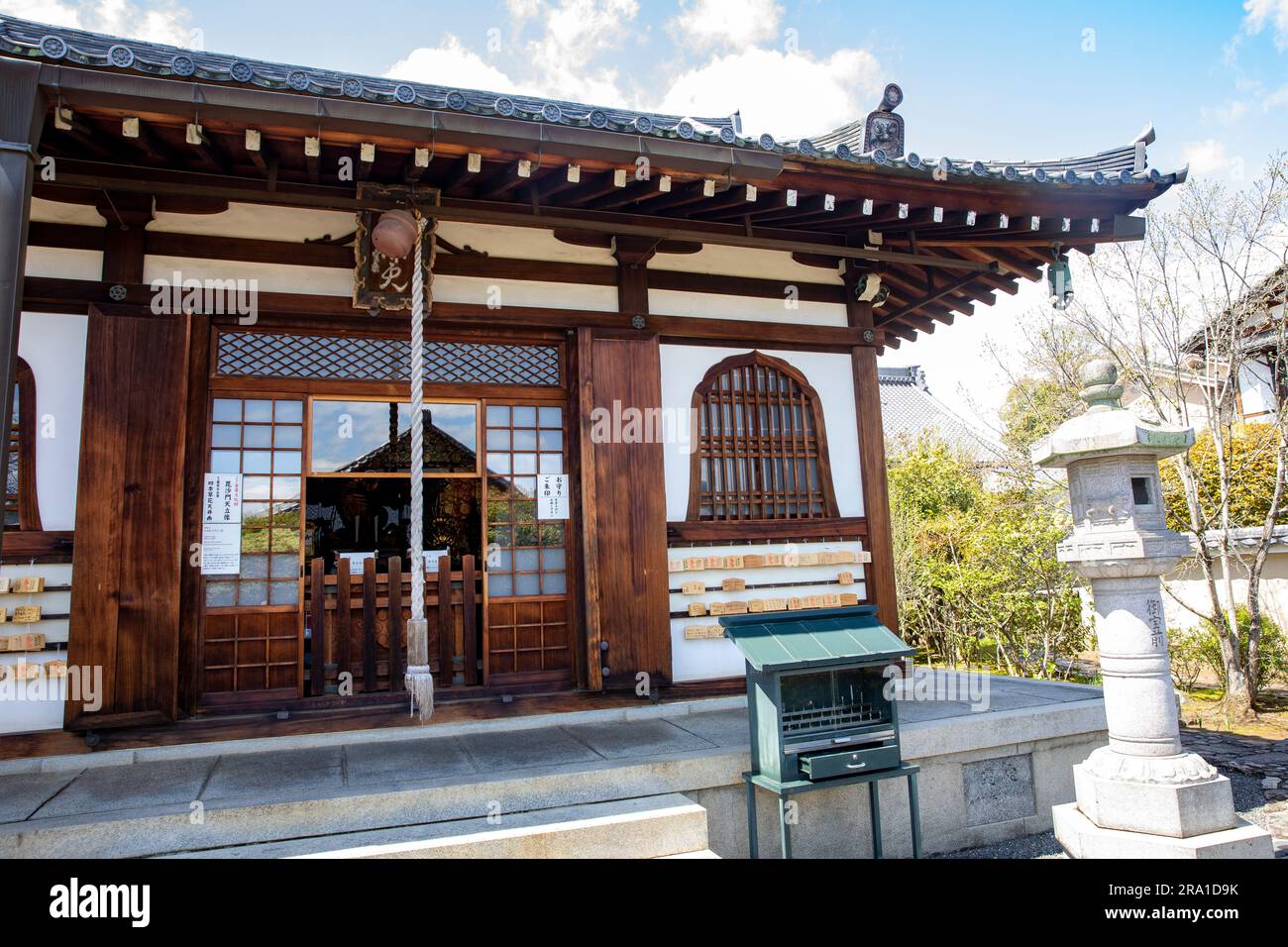 Bishamon Hall im Kogen-Ji Tempel in Tokio ist Kogen Ji ein Untertempel des Tenryu-Ji Kopftempels in Kyoto, Japan, Frühjahrswetter 2023 Stockfoto