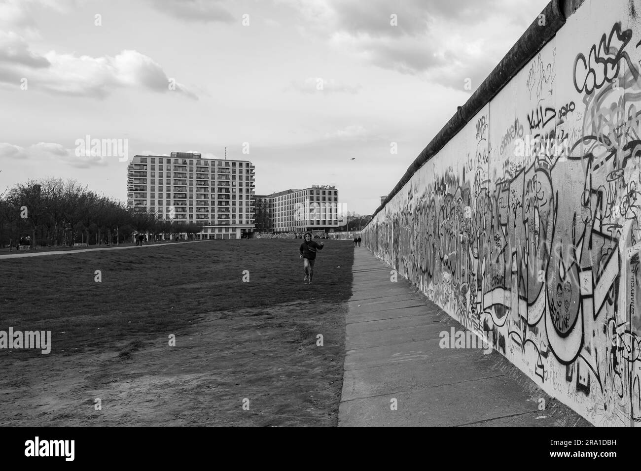 Berlin - 19. April 2023 : schöne bunte Kunstwerke an der berühmten Berliner Stadtmauer Stockfoto