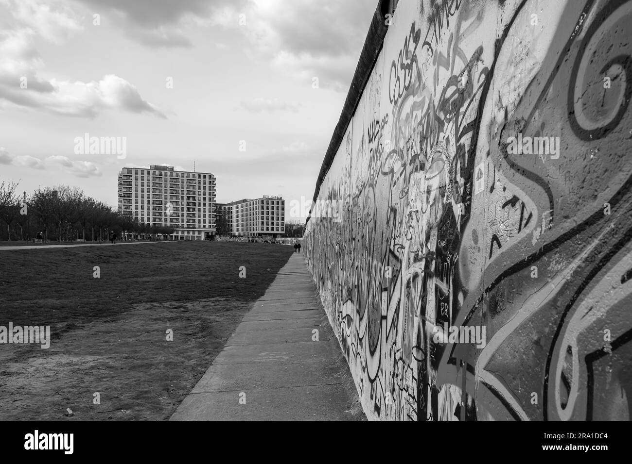 Berlin - 19. April 2023 : schöne bunte Kunstwerke an der berühmten Berliner Stadtmauer Stockfoto