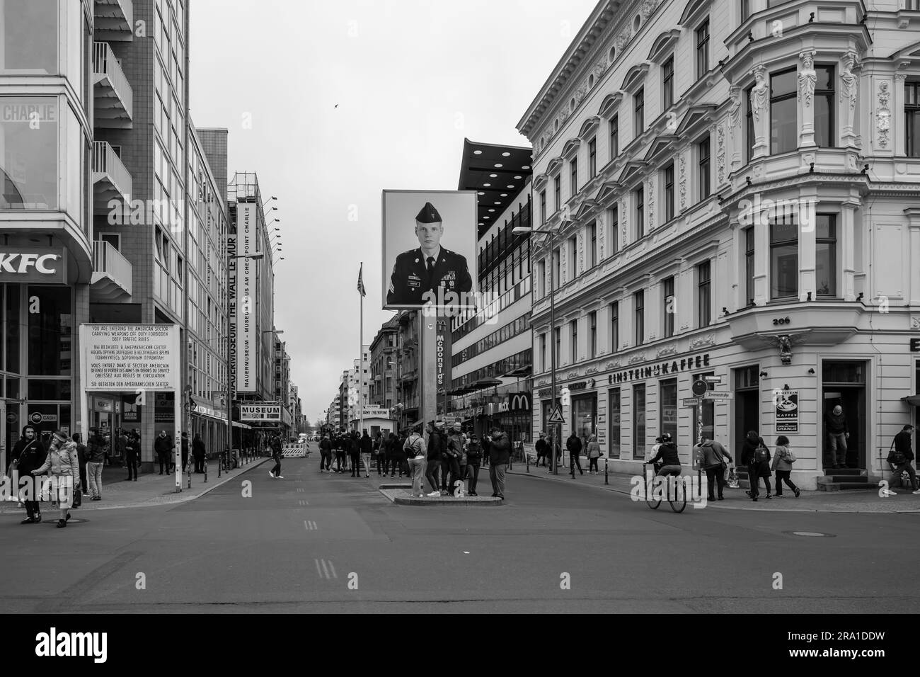 Berlin, Deutschland - 19. April 2023 : Blick auf den berühmten Checkpoint Charlie, den Grenzübergang zwischen Ost- und Westberlin Stockfoto