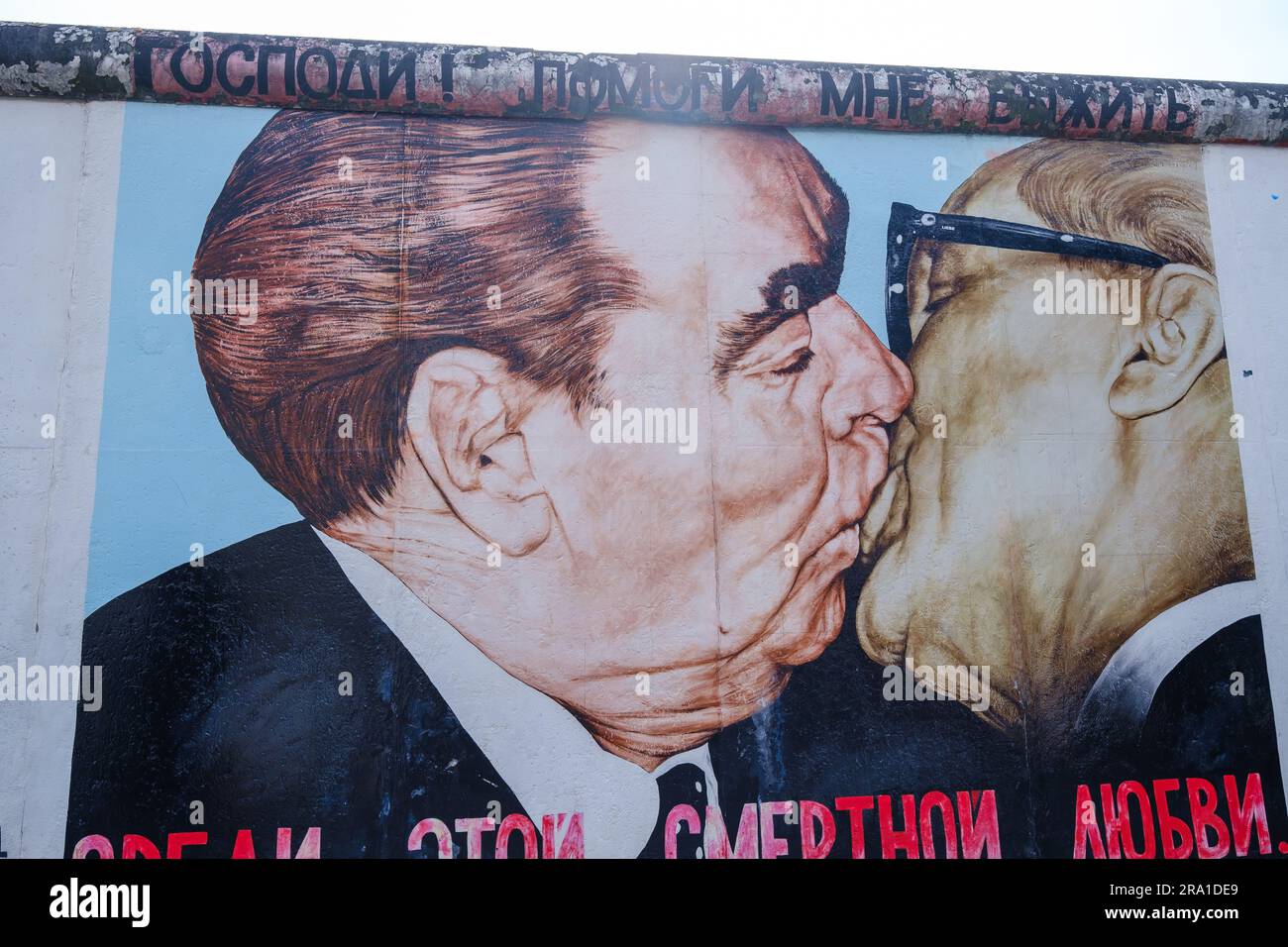 Berlin, Deutschland - 19. April 2023 : Blick auf die Mauer in Berlin Deutschland mit Leonid Breschnew und Erich Honecker in einem Bruderkuss Stockfoto