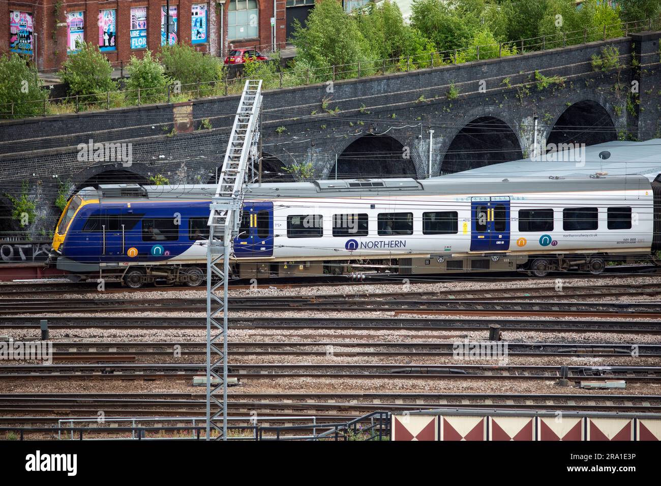 Northern Trains, das unter dem Namen Northern Trains gehandelt wird, ist ein staatliches Eisenbahnunternehmen in England. Das Unternehmen befindet sich im Eigentum der DfT OLR Holdings für das Verkehrsministerium (DfT), nachdem das Franchise des vorherigen Betreibers Arriva Rail North Ende Februar 2020 beendet wurde. Auf dem Bild sind Züge abgebildet, die in den Bahnhof im Stadtzentrum von Leeds einfahren und ihn verlassen. Stockfoto