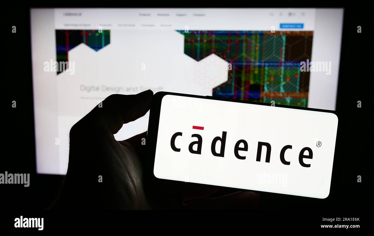 Person, die ein Mobiltelefon mit dem Logo des US-amerikanischen Softwareunternehmens Cadence Design Systems Inc. Auf dem Bildschirm vor der Webseite hält. Konzentrieren Sie sich auf das Display des Telefons. Stockfoto