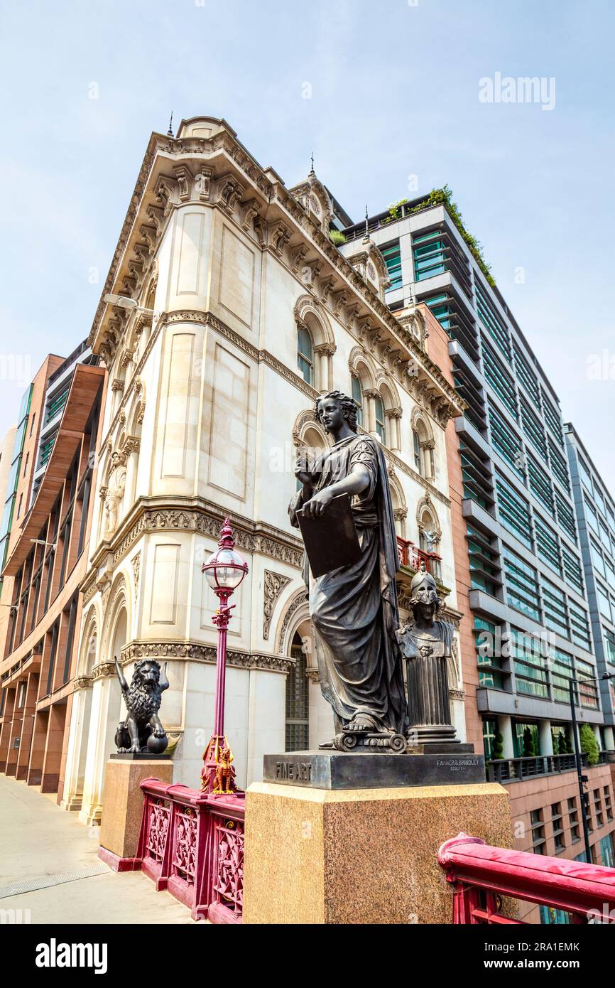 Statue der bildenden Kunst von Farmer & Brindley auf dem viktorianischen Viadukt Holborn aus dem 19. Jahrhundert in London, England, Großbritannien Stockfoto