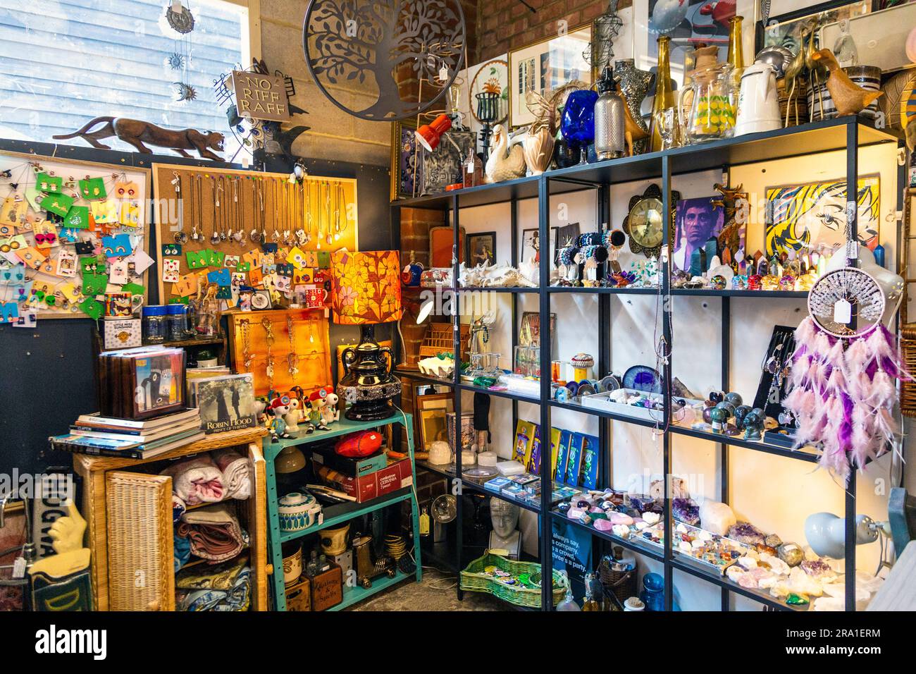 Klassische Kristalle, Schmuck und Haushaltswaren auf dem Flohmarkt des North Laine Bazaar, Brighton, East Sussex, England Stockfoto