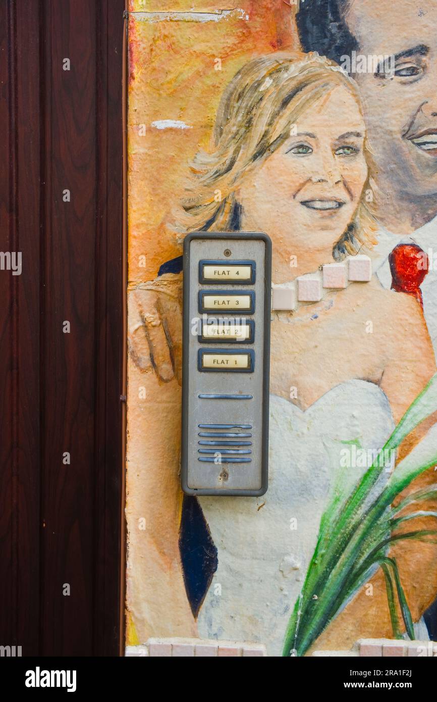 Telefon in vier Wohnungen auf einer Wandgemälde in Scarborough Stockfoto