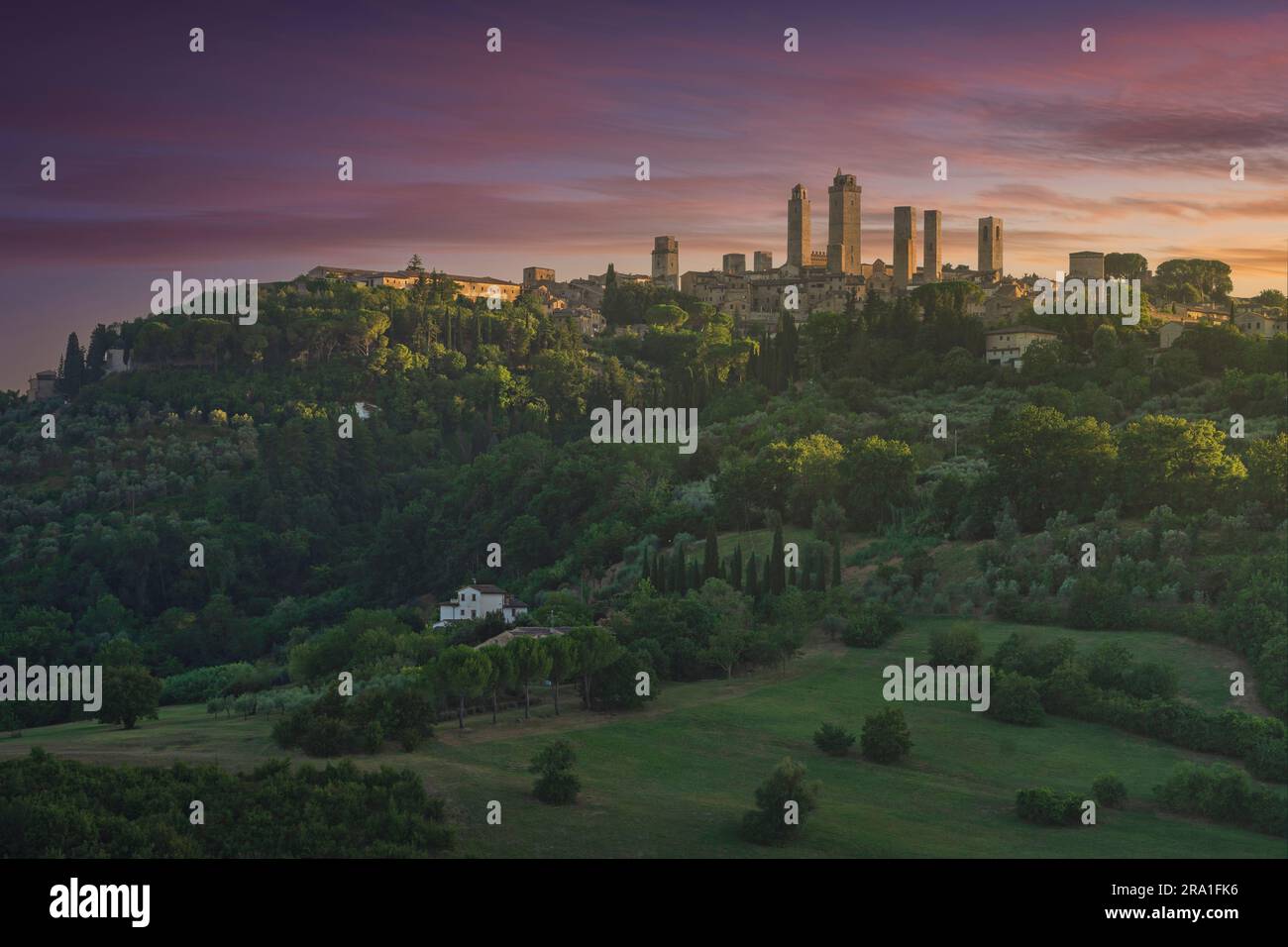Die mittelalterlichen Türme des alten Dorfes San Gimignano bei Sonnenuntergang. Provinz Siena, Region Toskana, Italien Stockfoto
