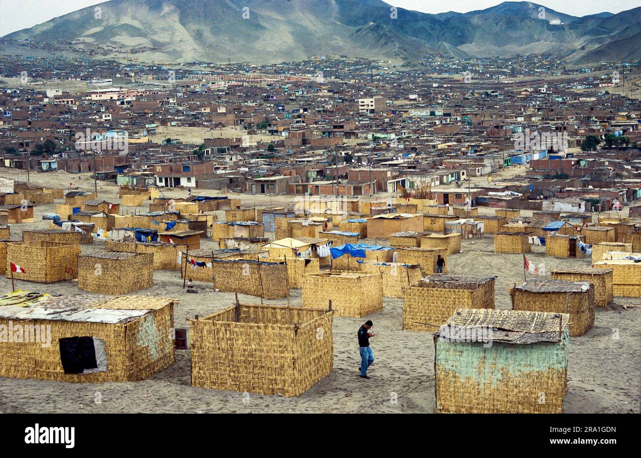 Peru, Slum mit Schilfhütten außerhalb von Lima in den Sanddünen in der Nähe des Meeres. Stockfoto