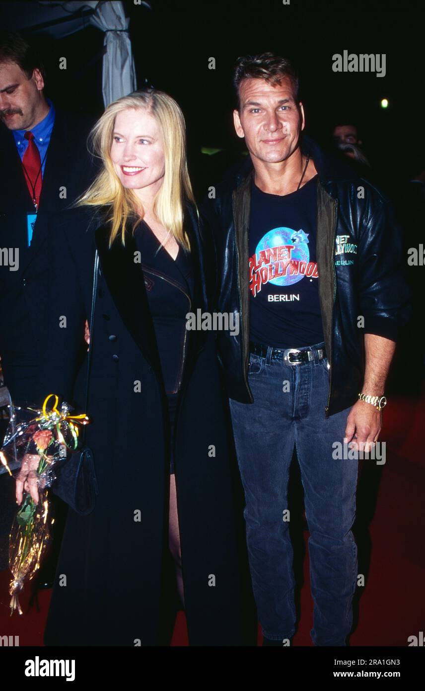 Patrick Swayze, amerikanischer Schauspieler, Sänger und Tänzer, mit Ehefrau Lisa Niemi bei der Eröffnung des Restaurants 'Planet Hollywood' in Berlin, Deutschland 1996. Stockfoto