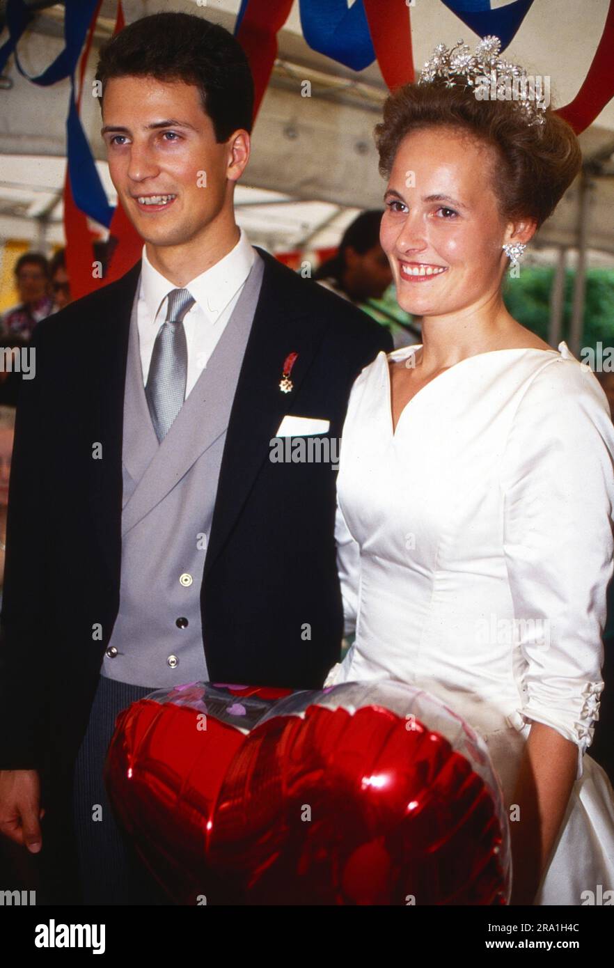 Erbprinz Alois von und zu Liechtenstein, Graf zu Rietberg, mit seiner Braut Sophie Herzogin in Bayern, am Tag ihrer Heirat in Vaduz, Liechtenstein 1993. Stockfoto