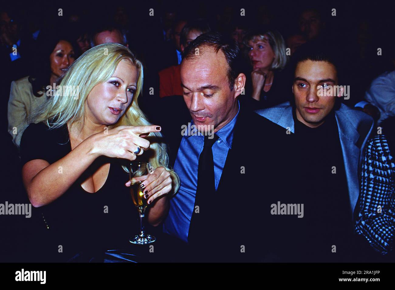 Jenny Elvers mit ihrem damaligen Partner, Schauspieler Heiner Lauterbach und PR Manager David Rienau bei einer Veranstaltung, ca. 1996. Stockfoto