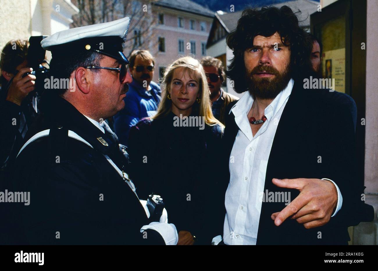 Beerdigung vom berühmten Bergsteiger Luis Trenker in Bozen, Südtirol am 12. April 1990, unter den Traugästen: Reinhold Messner. Stockfoto