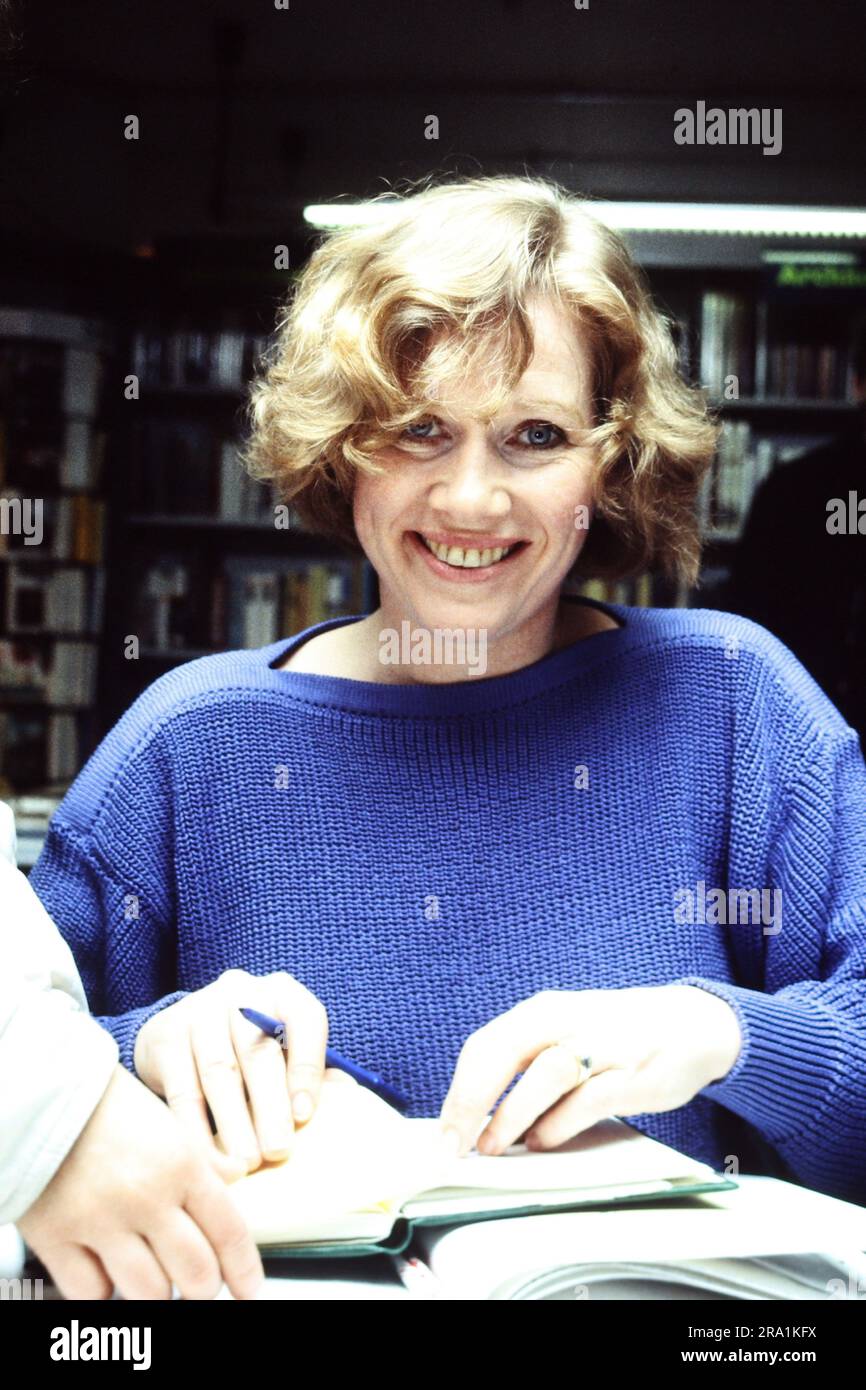 Liv Ullmann, norwegische Schauspielerin, beim Signieren ihres Buches ...
