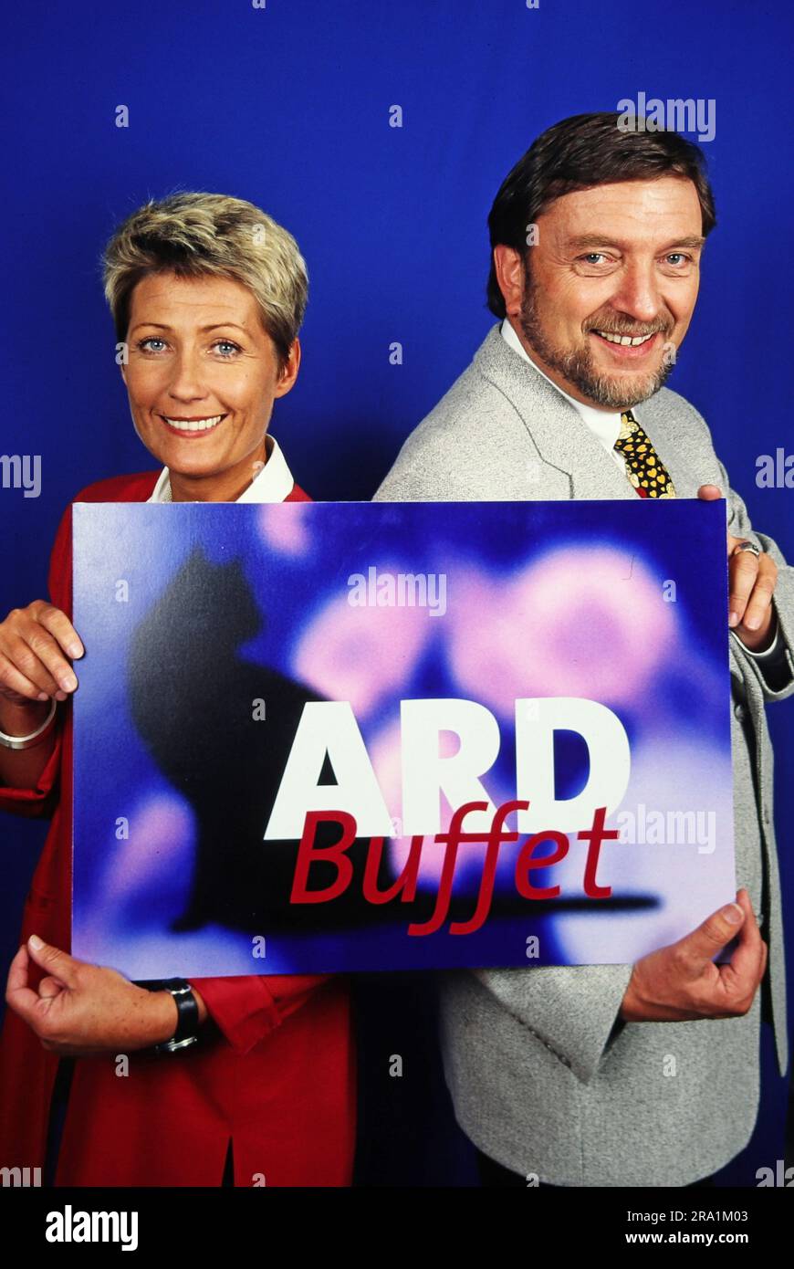 Jacqueline Stuhler und Bernd Schröder Präsentation das Logo zum Magazin 'ARD Buffet', Deutschland 1998. Stockfoto