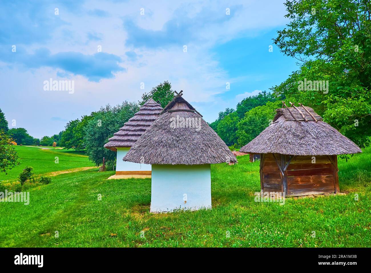 Die wunderschöne grüne Weide mit alten Holz- und lehmziegeln, bedeckt mit Strohdächern, Chernivtsi scansen, Ukraine Stockfoto