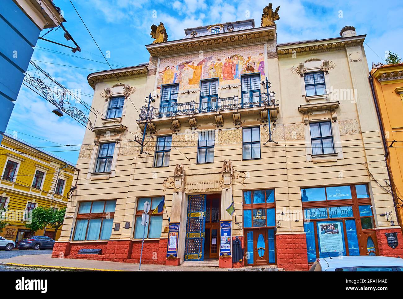 CHERNIVTSI, UKRAINE - 16. JULI 2021: Die Fassade des Jugendstilmuseums mit Wandskulpturen und bunten Mosaikdekorationen, am 16. Juli Stockfoto