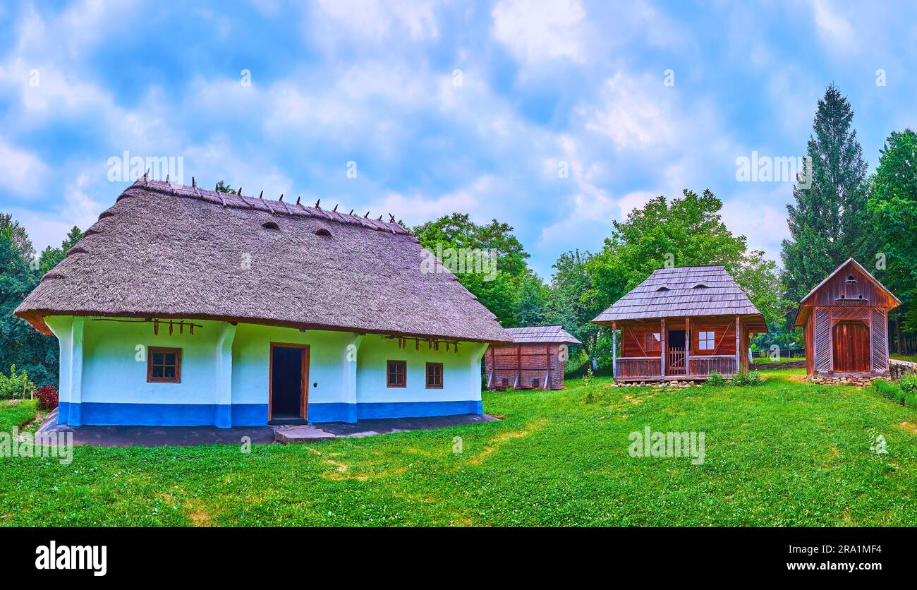 Erkunden Sie Chernivtsi scansen und genießen Sie das Panorama des traditionellen bukovinischen Anwesens mit weißblauem Haus, hölzernen Scheunen und Laufställen in der Ukraine Stockfoto