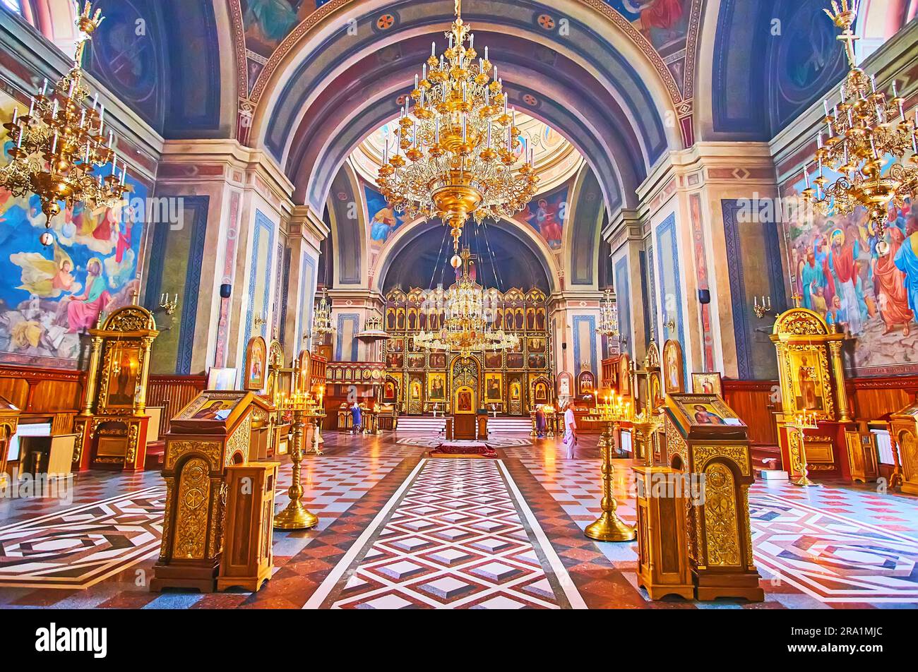 CHERNIVTSI, UKRAINE - 16. JULI 2021: Das reich verzierte Innere der Kathedrale des Heiligen Geistes mit farbigen Wandmalereien, Holz- und Goldmöbeln und kunstvoll verzierten Stockfoto