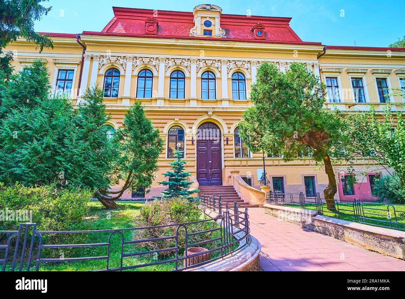 Das Corps of Law Faculty der Chernivtsi Ntional University mit üppigem Grün im Vordergrund, Ukraine Stockfoto