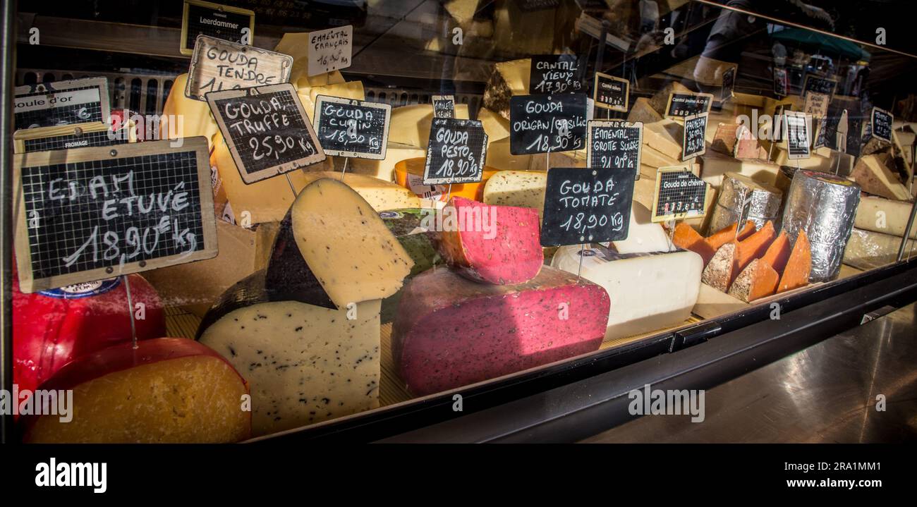 Käse auf dem französischen Marktstand in Blaye Stockfoto