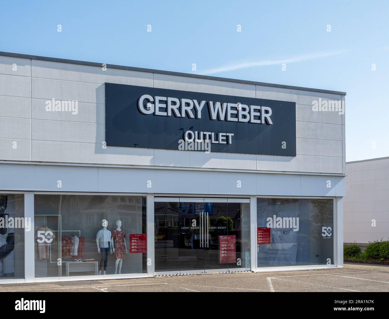 Mulheim-Karlich, Deutschland - 18. Mai 2023: Fassade des lokalen Gerry Weber Outlet-Stores. Gerry Weber ist ein Bekleidungsunternehmen, das Damenbekleidung verkauft Stockfoto