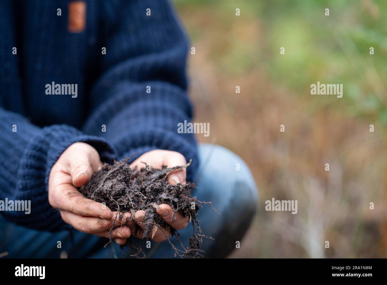 Kompostpfahl, organisches thermophiles Kompostdrehen in Tasmanien, Australien mit Bodenhaltung Stockfoto