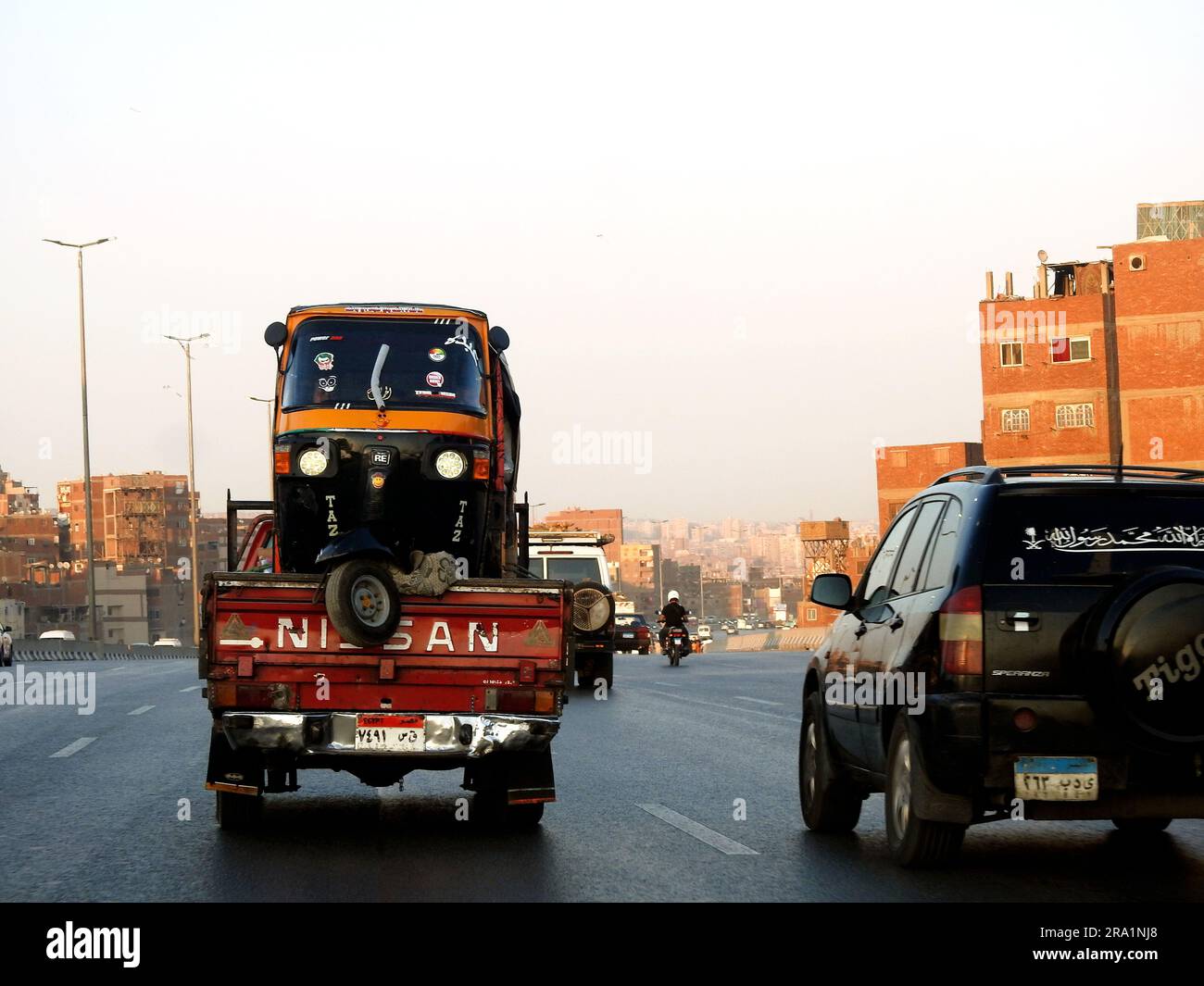 Kairo, Ägypten, Juni 23 2023: Moving Auto Rikscha, Baby Taxi, Mototaxi, Taube, Jonnybee, bajaj, chand gari, Lapa, Tuk-Tuk, tum-tum, Keke-Napp, Maruwa Stockfoto