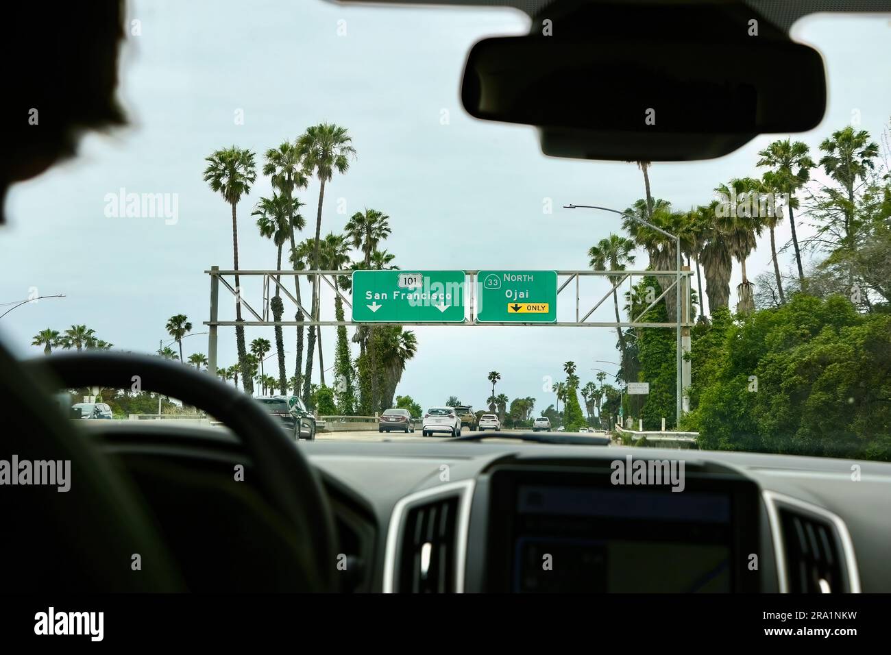 Blick aus dem Inneren eines Autos, das auf dem U.S. Highway 101 in Richtung Norden in Richtung San Francisco fährt, mit Straßenschildern California USA Stockfoto