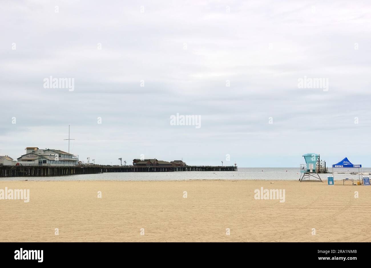 Leerer Strand am Santa Barbara Pier an einem kalten Mainachmittag West Beach Santa Barbara Kalifornien USA Stockfoto