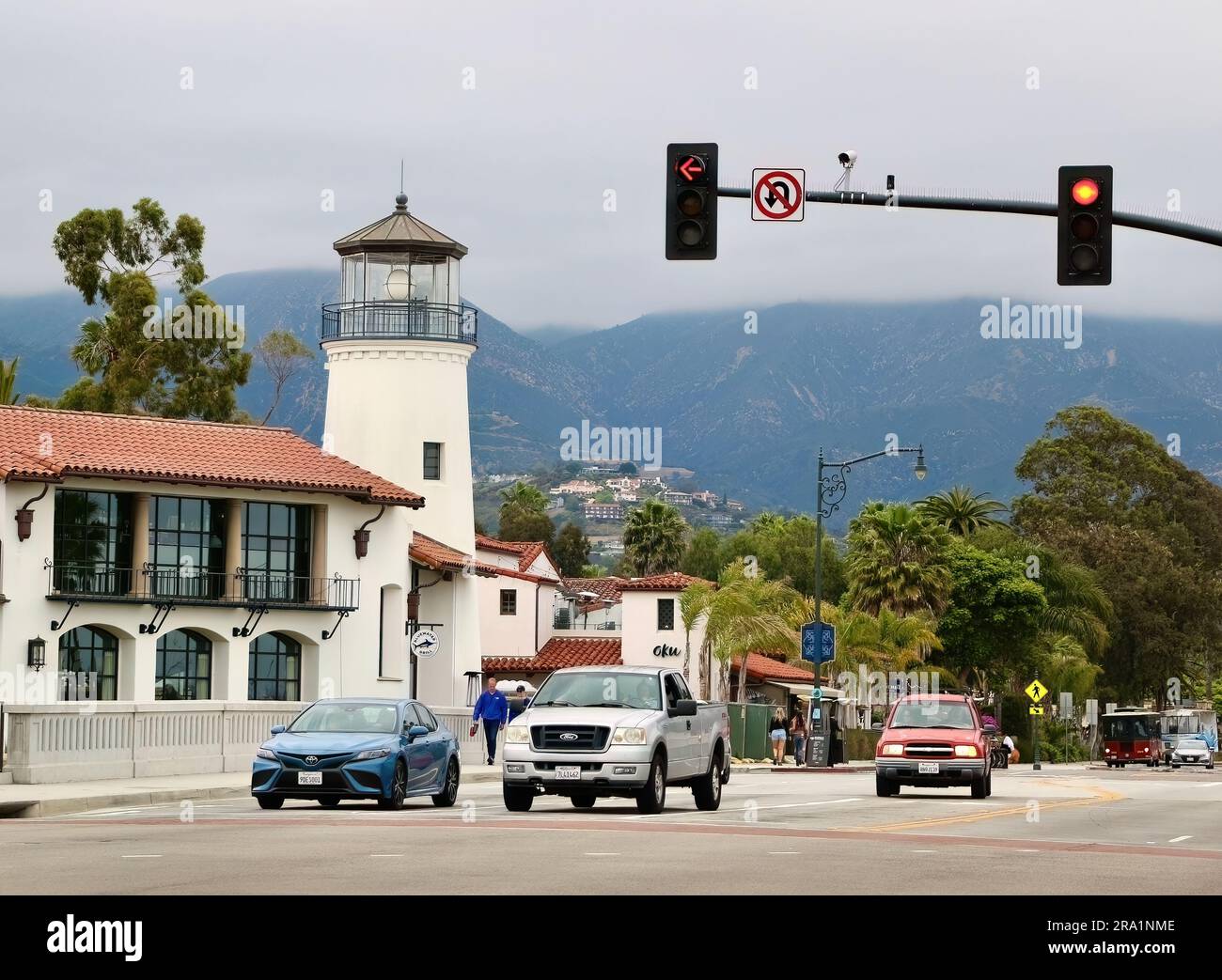 Der Verkehr stoppte an einer Ampel mit dem Leuchtturm des Bluewater Grill Restaurants und der niedrigen Wolke Santa Barbara California USA Stockfoto