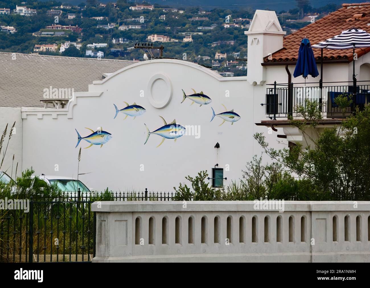 Außenansicht des Bluewater Grill Restaurants mit Fischmotiven in Santa Barbara California USA Stockfoto